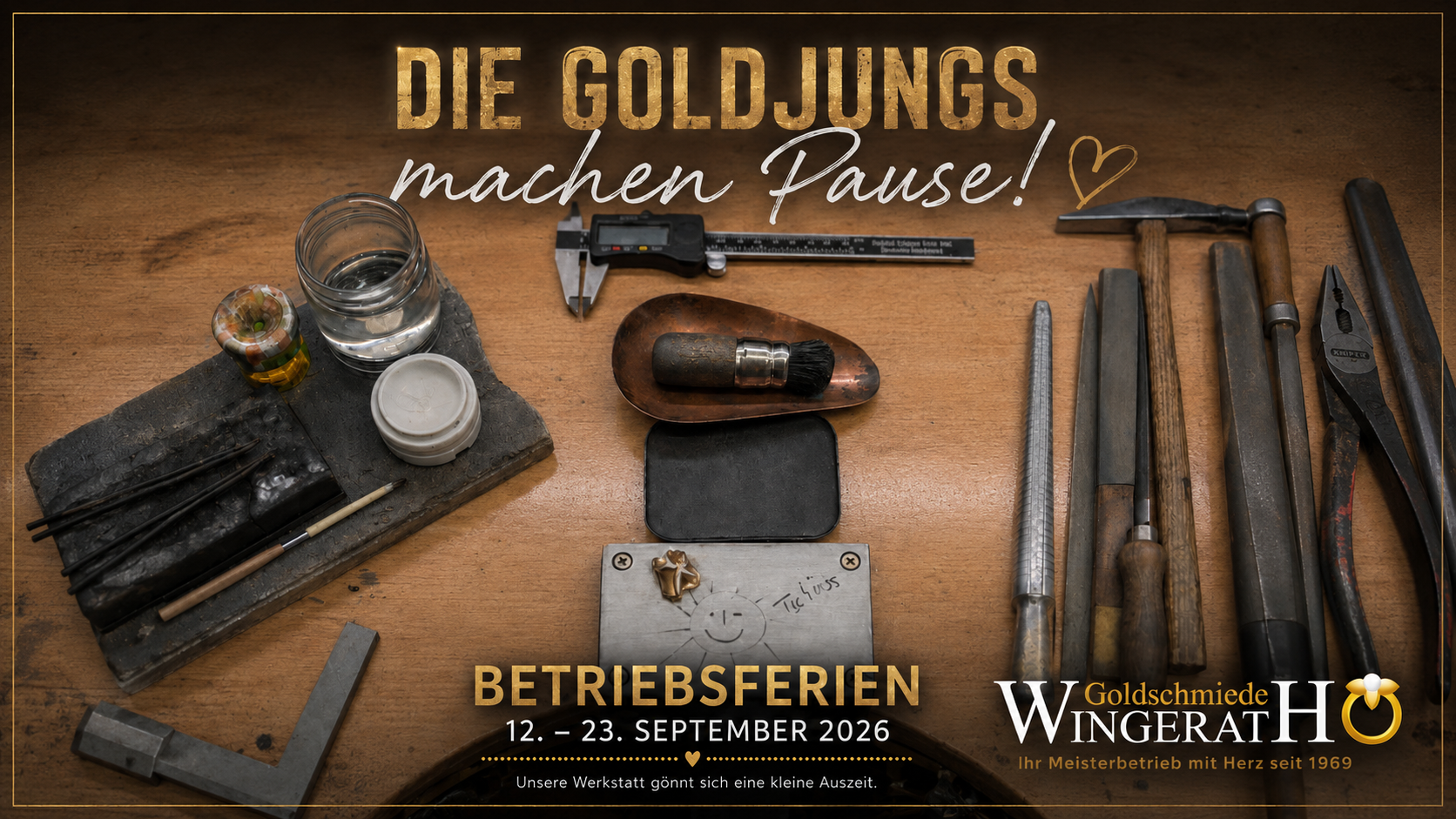 Goldschmiedewerkzeuge auf einer Werkbank mit dem Hinweis auf die Betriebsferien vom 12. bis 23. September 2026